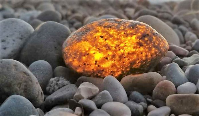 Yooperlite on a Beach how-to-find-yooperlites
