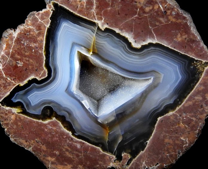 Thunder Egg Core quartz-mineral